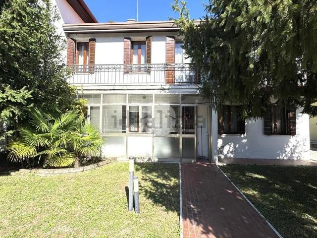 Appartamento in vendita di 260 m² in Via R. Franchetti, 202