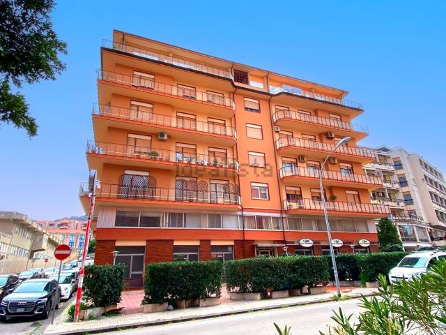 Appartamento in vendita di 261 m² in Via G. Medici, 441