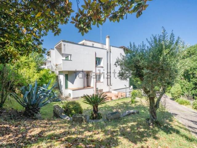 Appartamento in vendita di 262 m² in Via Fosso della Mola, 9