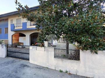 Appartamento in vendita di 262 m² in Via Valle D&apos Aosta, 16