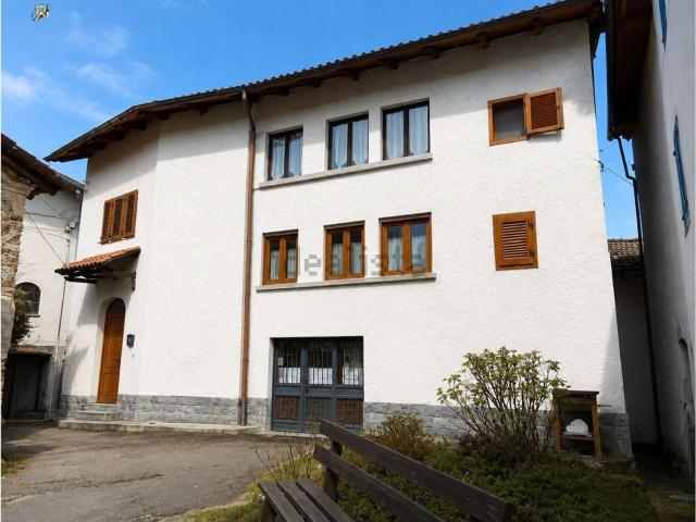 Appartamento in vendita di 262 m² in Frazione Uccelli, 27