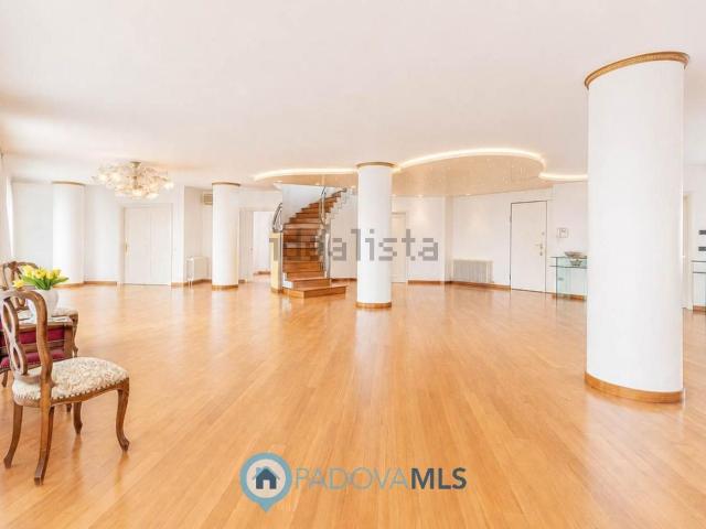 Appartamento in vendita di 264 m² in Via Cristoforo Colombo