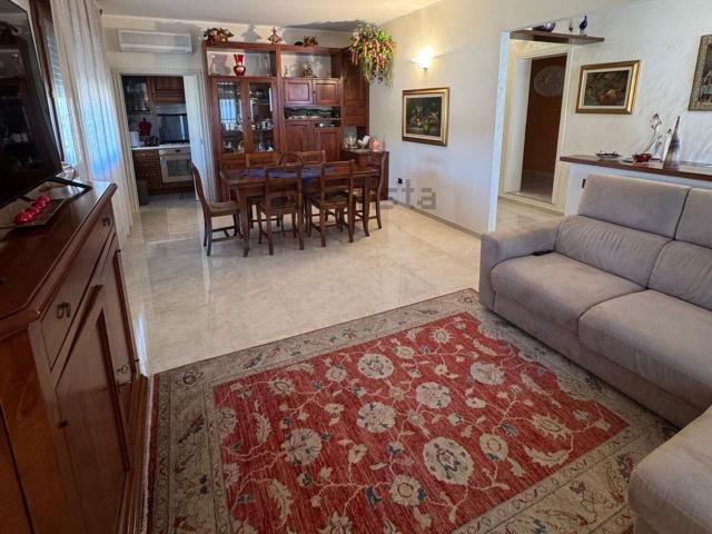 Appartamento in vendita di 265 m² in Via Giacomo Matteotti, 138