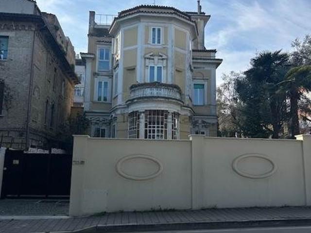 Appartamento in vendita di 266 m² in Via Monti Ernici, 5