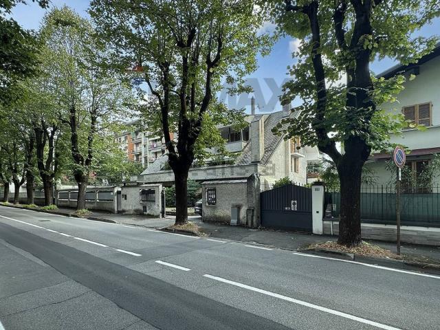 Appartamento in vendita di 268 m² in Via Luigi Ronchi, 26