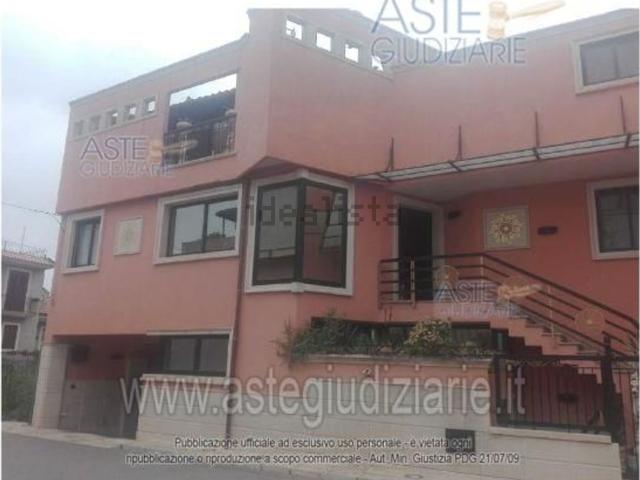Appartamento in vendita di 268 m² in Via Vincenzo Angirillo Medaglia d&apos Argento V.M 44