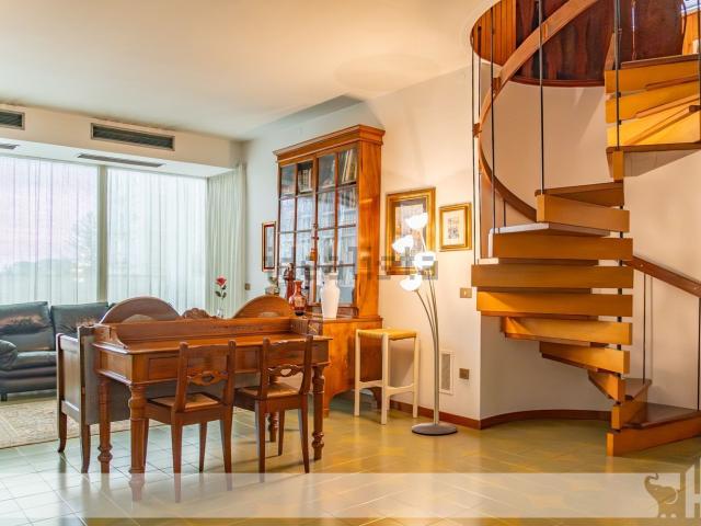 Appartamento in vendita di 269 m² in Via Div. Nino Nannetti, 106