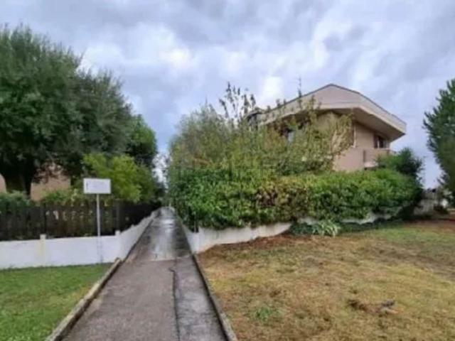Appartamento in vendita di 269 m² in Via Martiri delle Foibe