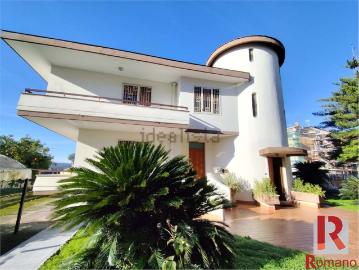 Appartamento in vendita di 270 m² in Traversa Privata Merola, 70