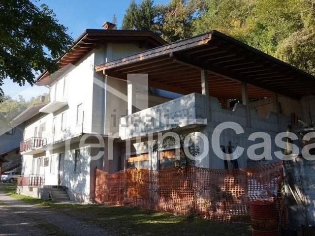 Appartamento in vendita di 270 m² in Via Caduti