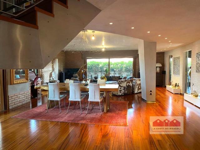 Appartamento in vendita di 270 m² in Via Battaglione Framarin