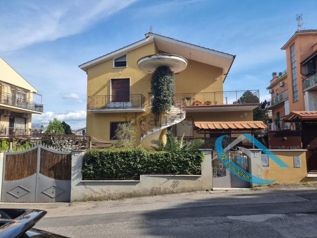 Appartamento in vendita di 270 m² in Via FAUSTO CECCONI, 25
