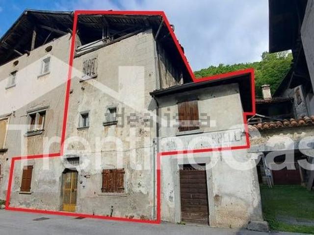 Appartamento in vendita di 270 m² in Frazione Strada, 72