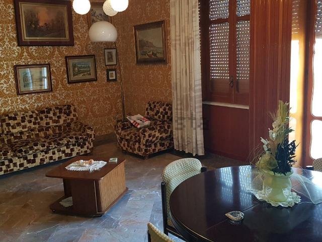Appartamento in vendita di 271 m² in Via A. de Luca, 77