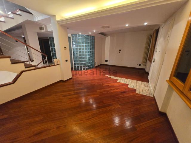 Appartamento in vendita di 274 m² in Via Giuseppe Santelli