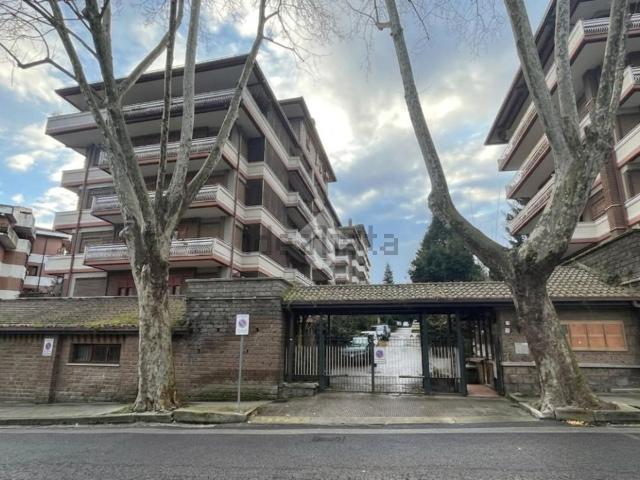 Appartamento in vendita di 276 m² in Via Alcide De Gasperi, 1