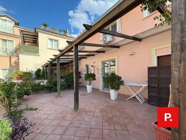 Appartamento in vendita di 280 m² in Via Roberto d&apos Angiò
