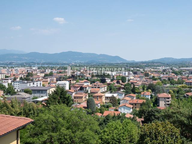 Appartamento in vendita di 280 m² in Via Tassera