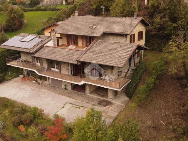 Appartamento in vendita di 281 m² in Via Emiliano Rinaldini