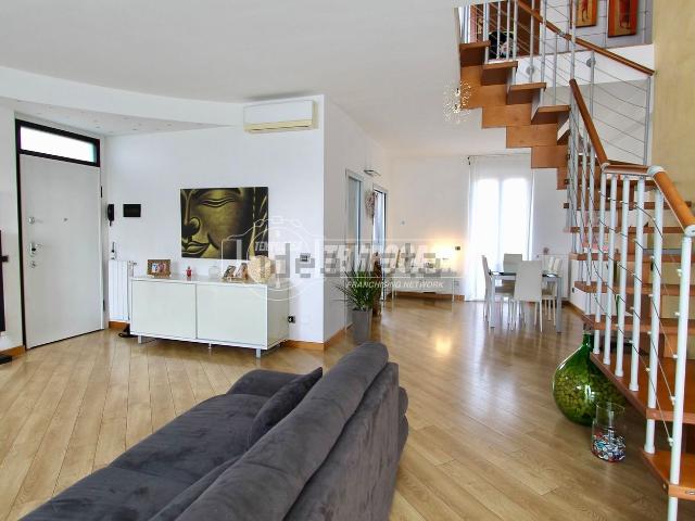 Appartamento in vendita di 282 m² in Via delle Robinie, 14