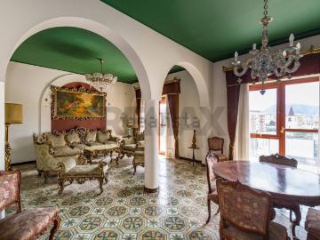 Appartamento in vendita di 282 m² in Via Mongerbino, 23