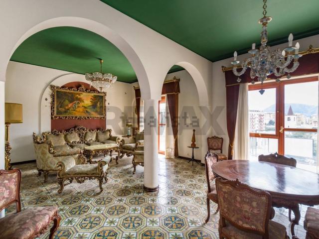 Appartamento in vendita di 282 m² in Via Mongerbino, 23
