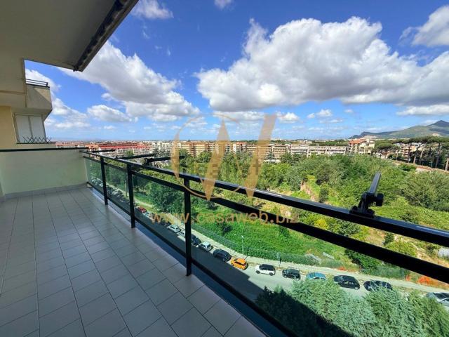 Appartamento in vendita di 284 m² in Viale dei Vecchi Pini, 5