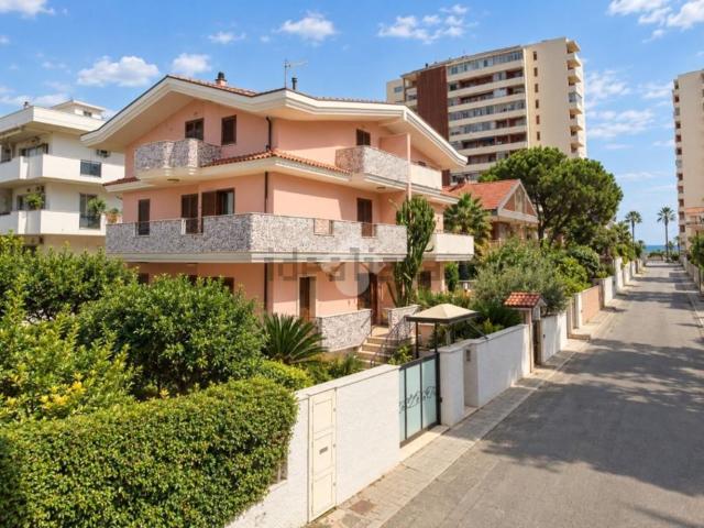 Appartamento in vendita di 285 m² in Via Leopardi