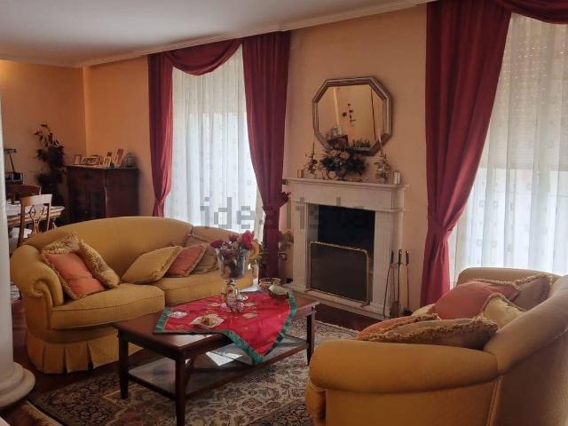 Appartamento in vendita di 290 m² in Via Emilia, 26