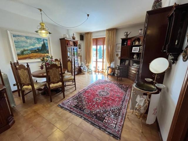 Appartamento in vendita di 300 m² in Traversa Privata Via Vecchia di Greta