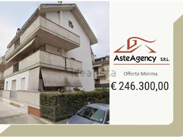 Appartamento in vendita di 300 m² in Via delle Betulle, 7