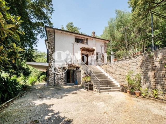 Appartamento in vendita di 300 m² in Via Settevene Est
