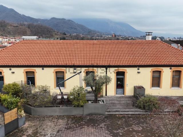 Appartamento in vendita di 300 m² in Viale dell&apos  Industria, 11