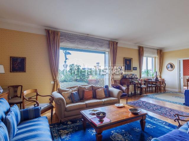 Appartamento in vendita di 300 m² in Viale Paolo Toschi