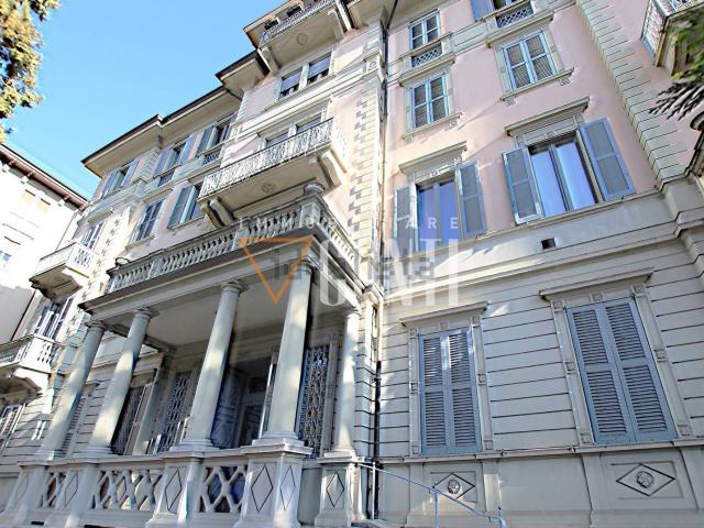 Appartamento in vendita di 300 m² in Viale Padre G. B. Aguggiari, 8