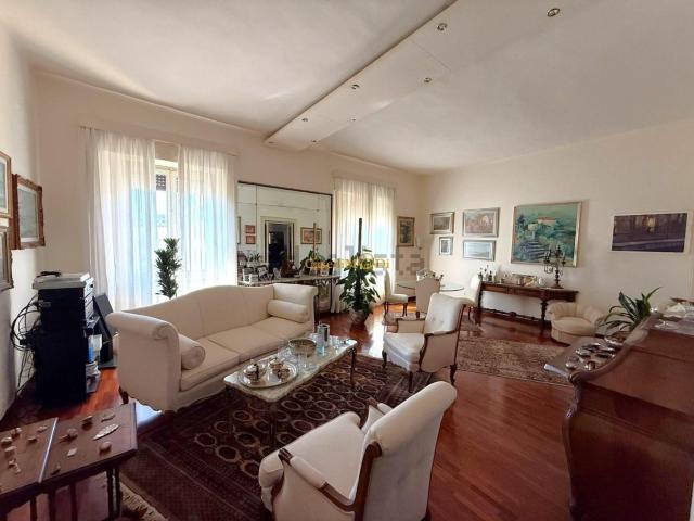 Appartamento in vendita di 300 m² in Piazza Cavour