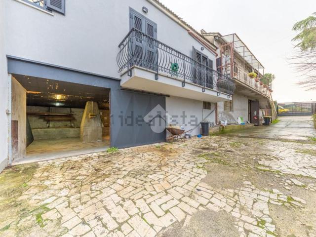 Appartamento in vendita di 301 m² in Via di Rocca Cencia, 200