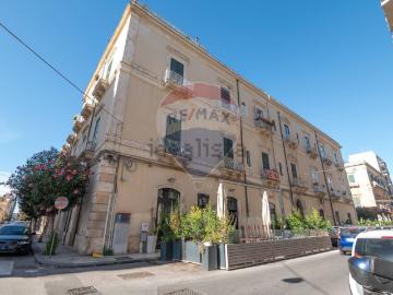 Appartamento in vendita di 316 m² in Via Cairoli, 8
