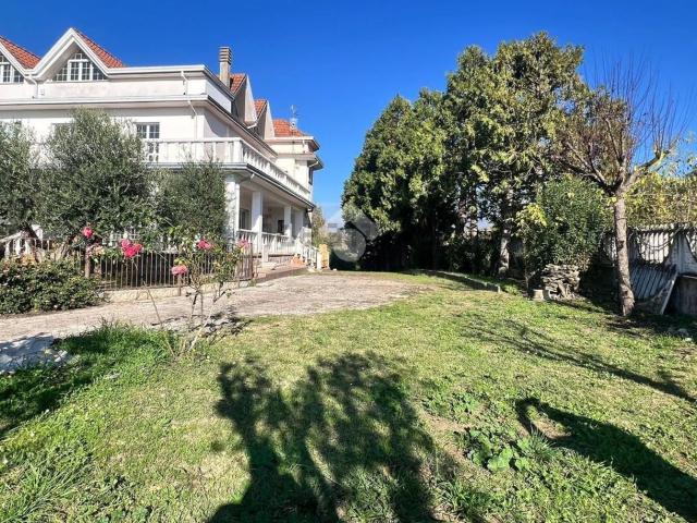 Appartamento in vendita di 318 m² in Via Colle Romano