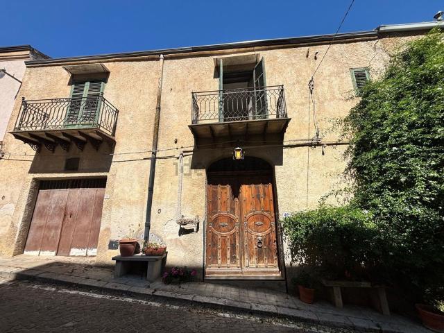 Appartamento in vendita di 320 m² in Via Cavaliere Ferrara, 10