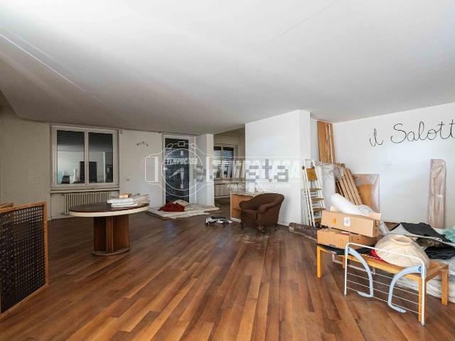 Appartamento in vendita di 320 m² in Via Alessandro Volta, 44