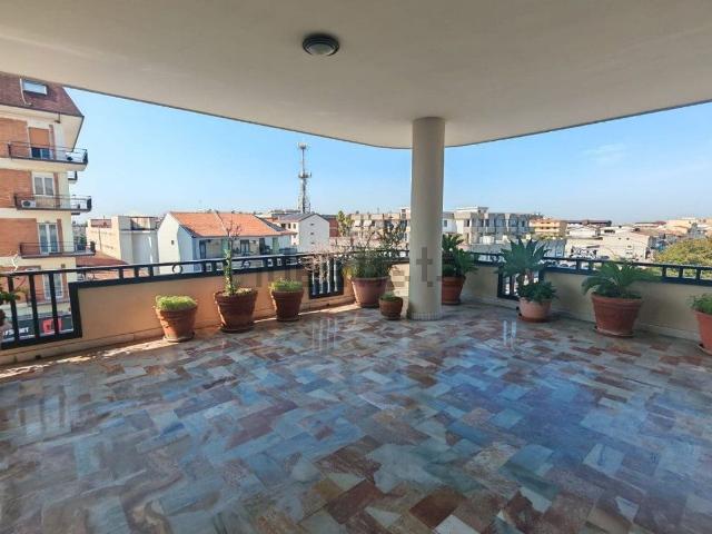 Appartamento in vendita di 322 m² in Via Caserta, 53