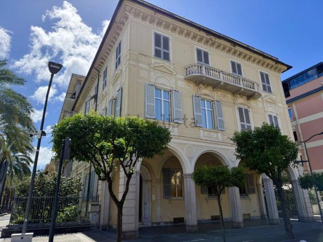 Appartamento in vendita di 324 m² in Viale Enrico Millo