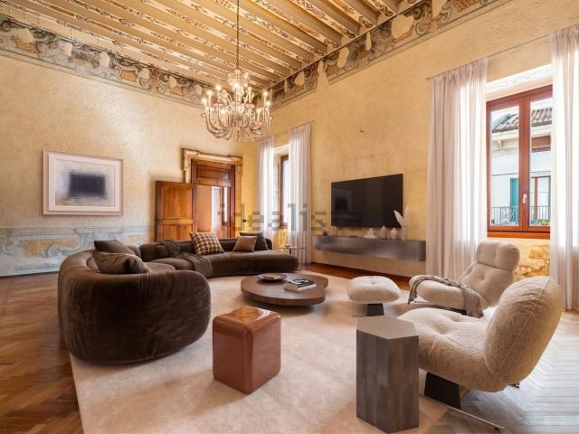 Appartamento in vendita di 325 m² in Piazzetta Ottolini, 9