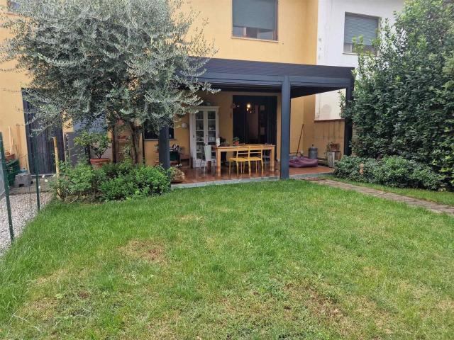 Appartamento in vendita di 327 m² in Via Cesare Battisti