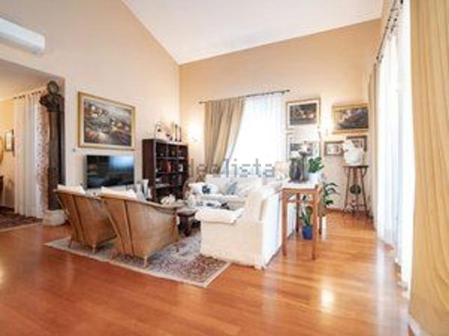 Appartamento in vendita di 330 m² in Via Dabusti