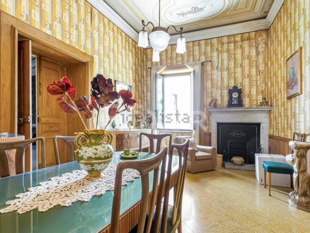 Appartamento in vendita di 334 m² in Via Vittorio Emanuele III