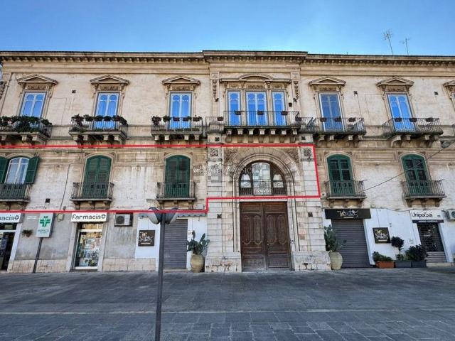 Appartamento in vendita di 340 m² in Piazza Corrado Rizzone