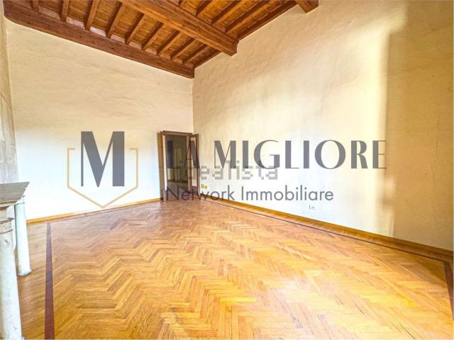 Appartamento in vendita di 340 m² in Via Cavour