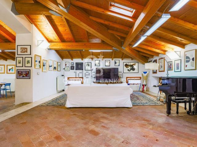Appartamento in vendita di 342 m² in Via Consolare